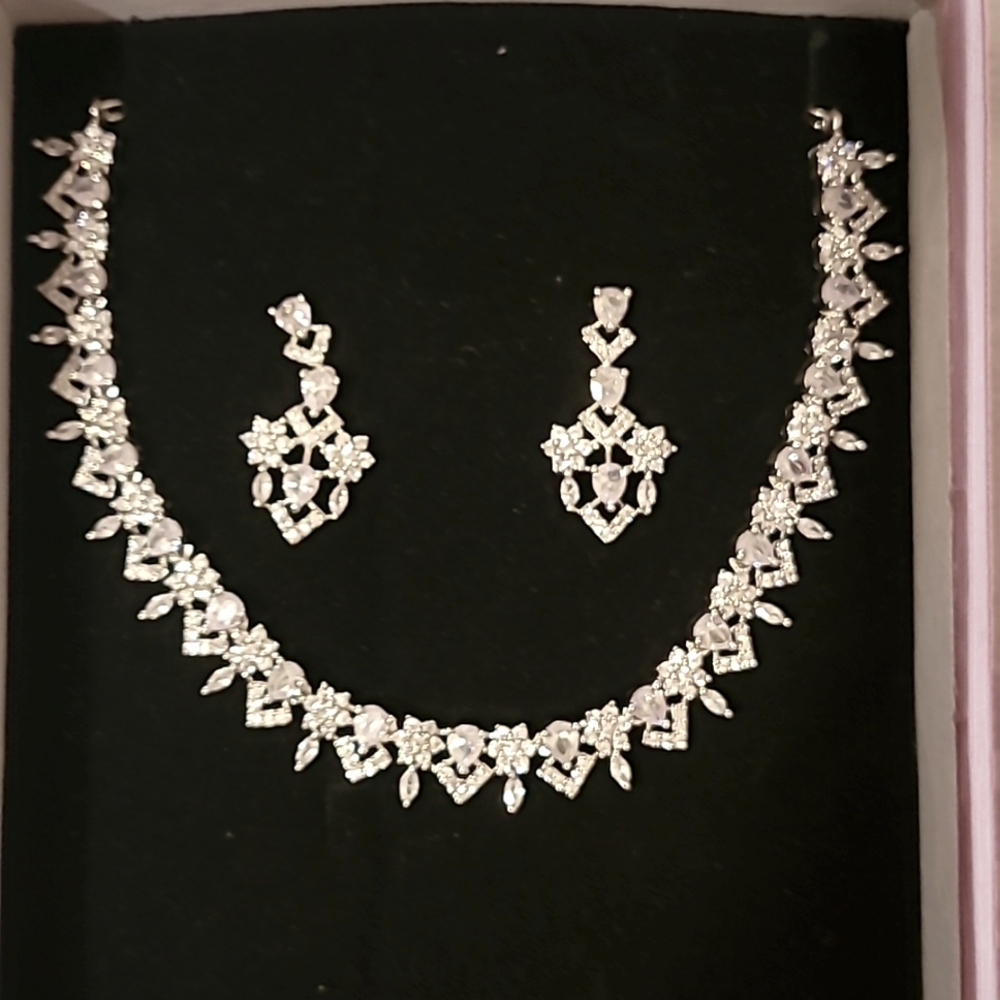 Elegant earrings and necklace set